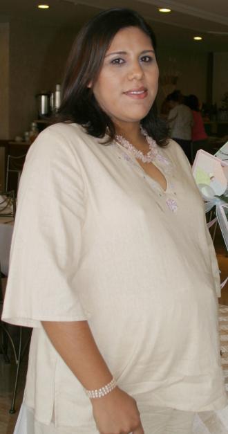Mayte Macías de Ferriño espera el nacimiento de su primer bebé y por tal motivo, le ofrecieron una fiesta de canastilla.