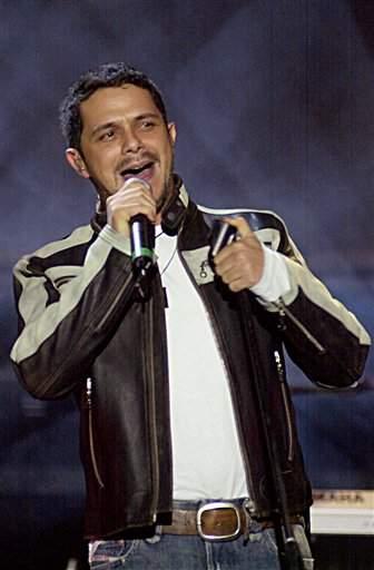 El intérprete español Alejandro Sanz ha repetido un año más su sólida presencia en la lista de candidatos a los premios Grammy Latinos, anunciada en Los Ángeles.
*Álbum del año* 

'Cuatro Caminos', de Café Tacvba. 
'Sur o No Sur', de Kevin Johansen. 
'María Rita', de María Rita. 
'No es lo Mismo', de Alejandro Sanz. 
'Lágrimas Negras', Bebo Valdés y Diego “El Cigala”.