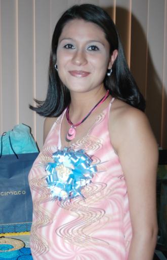 Brenda Cortez de González espera la llegada de su primer bebé y por tal motivo, disfrutó de una fiesta de canastilla.