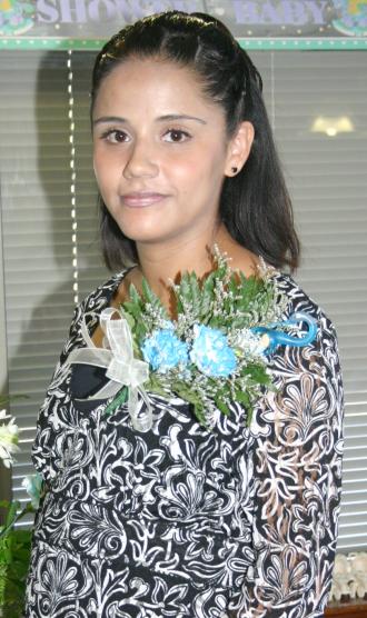 Érika Rodríguez de Tapia recibió numerosas felicitaciones, en su fiesta de canastilla.
