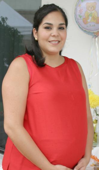 Valeria Garza de Hernández recibió numerosos obsequios, en la fiesta de canastilla que le ofrecieron recientemente.