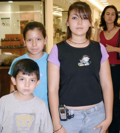 Dora, Adriana y José Alberto Ramírez.