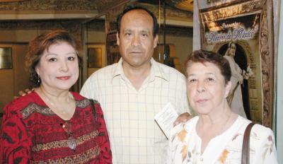 Esther de Orozco, Francisco Hernández y Elena de Hernández.
