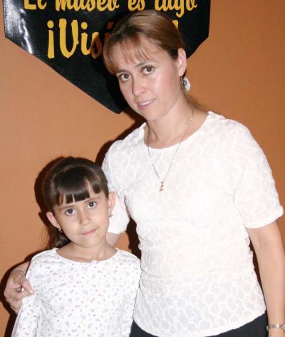 Lily Paredes y Elizabeth Echávez.
