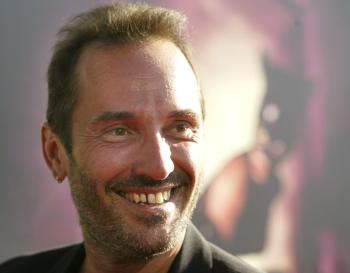 El director Pitof sonríe ante las decenas de seguidores que se dieron cita para ver a los artistas.