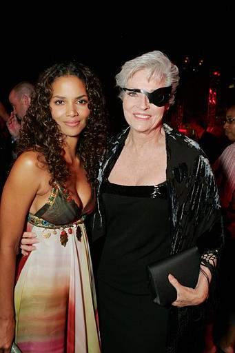 Halle Berry  acompañada de su amiga y compañera de diversos filmes  Lee Merriweather.