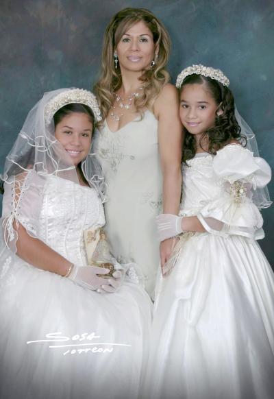 18 de julio

Sra. Olga de la Torre Vda. de Alba celebra este día su cumpleaños, la acompañam sus hijas Azaria Chantelle y Sydney de Alba de la Torre, quienes recibieron la sagrada eucaristía el sábado 26 de junio de 2004.