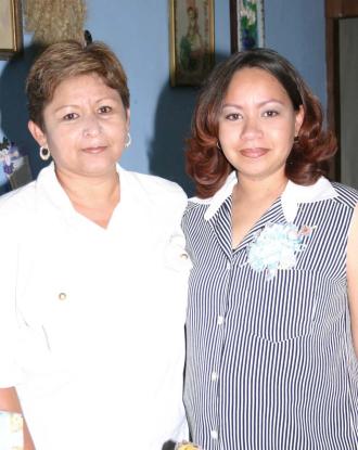 Martha Lizeth Jiménez de Santa Ana acompañada por su mamá Mertha Domínguez de Jiménez, organizadora de su fiesta de regalos.