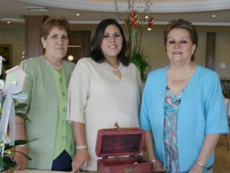 Mayte Macías de Ferriño con las organizadoras de su fiesta de canastilla, Tere de Macías y Elba de Ferriño.