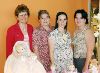  19 de julio  

Valeria Muñoz de García acompañada de Dorina Silveyra, Karina Muñoz de Martínez y María Elena Guerrero de García.