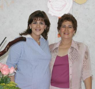 Evy Frías de Case, en compañía de Eva Meraz de Frías en la fiesta de regalos que le ofreció, por el cercano nacimiento de su bebé.