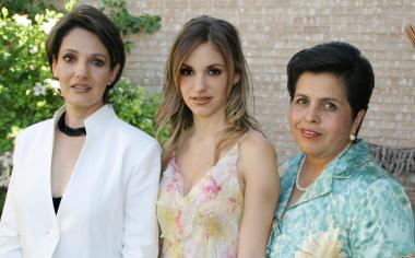 Laura de la Parra Covarrubias junto a su mamá Laura Covarruvias de De la Parra y su futura suegra Claudia Susana Martínez Martínez.