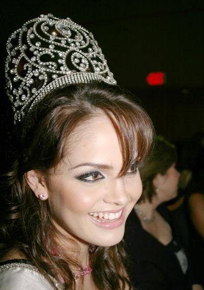 “A la ganadora sólo le puedo decir que lo disfrute mucho, que viva el momento siendo ella y que no se preocupe por el qué dirán”. 







MARISOL GONZÁLEZ, NUESTRA BELLEZA COAHUILA 2002





Las 
      seis participantes fueron Melissa Cantú, Patricia Arredondo, Daniela 
      López, Yadira Nájera, Michel Reyes y Daniela Quintanilla, 
      las cuatro primeras originarias de esta ciudad y las últimas dos 
      provenientes de Saltillo, Coah.