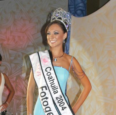 Lupita Jones, Marisol González y las otras cinco concursantes fueron las primeras en llenarla de felicitaciones, pues finalmente la corona que tanto anhelaba era suya, misma que ahora la compromete a representar al estado en el Certamen Nuestra Belleza México que se realizará en San Luis Potosí el próximo diez de septiembre.
