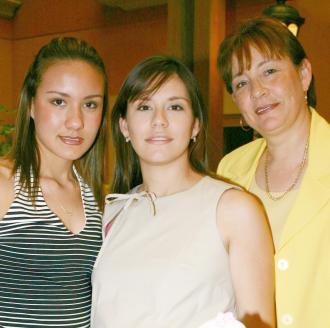 Cristina Padilla de Urbina con las anfitrionas de su fiesta de regalos, Irma Bocanegra de Padilla.