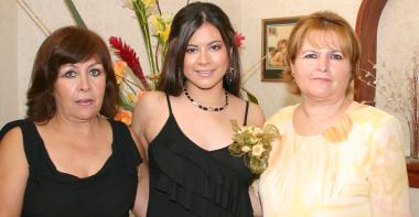 Beatriz Vargas Jiménez junto a Sonia Jiménez de Vargas y Ángeles González de Martínez, anfitrionas de su despedida.