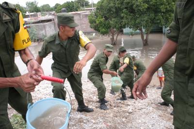 CIUDAD LERDO
Por los estragos causados por las lluvias fue necesario aplicar el Plan D-N-III-E en Lerdo. Elementos del Ejército Mexicano intervinieron para auxiliar a los habitantes de la colonia Armando del Castillo, el sector más afectado por las precipitaciones pluviales.