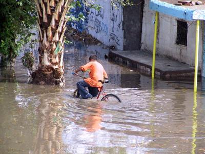 El director del Sistema Descentralizado de Agua Potable y Alcantarillado (Sideapa), Adelmo Ruvalcaba Nieto, dijo que cuando estén concluidas las obras que llevarán el agua de los pasos a desnivel hasta el canal Sacramento, se evitarán las inundaciones en estas vías. Señaló que los trabajos registran un avance del 80 por ciento. 




Nos agarró (la lluvia) como 'al tigre de Santa Julia'... a media jornada, pero en un mes más o menos echamos andar los dos desagües nuevos”, dijo el funcionario, quien aseguró que actualmente en ambos desniveles se está probando la línea de drenaje, en esta obra se invierten alrededor de 12 millones de pesos. 




Colonia 21 de Marzo en Gómez Palacio