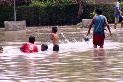 Con el paso de los minutos el nivel del agua siguió subiendo hasta que tapó completamente al camión, Jorge Villegas Monreal, vecino de la calle Urrea número 849, aseguró que el agua nunca había alcanzado este nivel. 



Col. Jacinto Kanek en Gómez Palacio