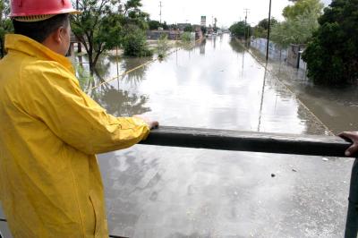 Los pasajeros del camión número Cinco de la ruta Gómez Palacio-Tlahualilo, tuvieron que salir nadando cuando esta unidad quedó atrapada en el paso a desnivel de la calle Urrea, eran las 08:45 horas y el agua tenía una altura de 1.70 metros en la parte más baja, los bomberos que estaban casualmente en este lugar auxiliaron a una mujer que traía en brazos a su bebé recién nacido. 

Desnivel Santa Rosa en Gómez Palacio