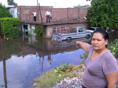 En la col. Felipe Ángeles el nivel que alcanzó el agua alarmó a los ciudadanos. La fuerte lluvia provocó estragos en este municipio.