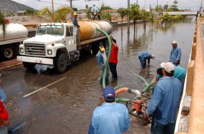 La lluvia que inició a las dos de la mañana, se intensificó de las ocho a las 10:30 de la mañana, en este lapso se registró una precipitación de 40 milímetros, esto originó las inundaciones en algunas colonias, el funcionario reconoció que se recibieron muchas llamadas de diversos sectores donde los vecinos estaban solicitando ayuda para desaguar las calles y las viviendas. 


Desnivel en Gómez Palacio