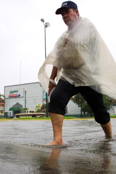 Los teléfonos de las estaciones de Bomberos, no cesaban de sonar para reportar inundaciones o grandes encharcamientos en calles y cruceros, aunque por fortuna el drenaje sanitario comenzó a funcionar en forma paulatina de tal modo que no hubo necesidad del apoyo de más motobombas. 


Bulevar Independencia y Calle Blanco