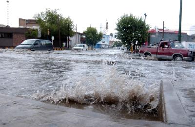 Dice el funcionario que de ocurrir nuevamente las lluvias con tal intensidad, se repetirán los problemas hasta que sean reparados los colectores sanitarios del Simas, que por obvias razones, representa ya una urgencia arreglarlos aunque en estas acciones mínimo transcurrirán seis meses. 


Bulevar Constitución
