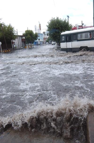 Gerardo Berlanga Gotés, director de Obras Públicas, dice que lo que provocó las inundaciones en el bulevar Independencia fueron los colectores sanitarios colapsados de un tramo del bulevar Constitución y las avenidas Bravo y Escobedo, que “no drenaron el agua por ese motivo”.