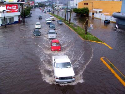 Asegura que el drenaje pluvial sí funcionó en el bulevar Independencia, pero la verdad es que no es suficiente el tramo colocado considerando la longitud de la vialidad y las áreas que tradicionalmente han sido problemas