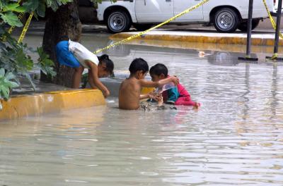Los bomberos y personal del Simas, comenzaron a trabajar desde la madrugada a fin de bajar los niveles de las aguas estancadas en el bulevar Independencia , el alcalde de Torreón aseguró que los tramos de drenaje que se construyeron el año pasado durante la modernización sí funcionaron, de acuerdo con los reportes recibidos durante la mañana.