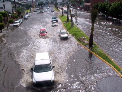 Guillermo Anaya se justifica de las inundaciones en el bulevar Independencia, dice que no fue un fraude su obra vial en función de desagüe, pero expresa que fue mucha la lluvia que cayó durante la madrugada de ayer y el drenaje con que cuenta esta rúa, aún no es suficiente.