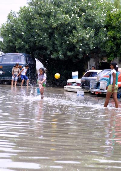 Las lluvias que iniciaron por la madrugada, obligaron la movilización de Bomberos, Parques y Jardines, Protección Civil y hasta cuadrillas del Sistema Municipal de Aguas y Saneamiento (Simas), que ayudaron a destapar los registros del drenaje para facilitar el desagüe de las grandes lagunas que se formaron