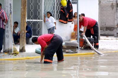 El gerente técnico del Sistema Municipal de Aguas y Saneamiento (Simas), Raymundo Rodríguez reporta que no hubo inundaciones de colonias, sólo encharcamientos en la Braulio Fernández, Ampliación los Ángeles y en términos generales la lluvia que cayó con diferente intensidad en algunos sectores de la ciudad que en otros, no provocó estragos serios, fueron más bien molestias a las decenas de conductores que se quedaron varados entre siete y diez de la mañana.