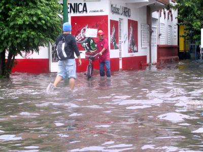 La lluvia trajo consigo también un descenso en la temperatura. El termómetro marcó 19.5 grados centígrados por la mañana y 30 grados por la tarde como máxima.