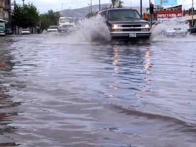 Mientras que en Lerdo se registraron 59 mm, en el Observatorio de Torreón, ubicado en la colonia Torreón Jardín, cayeron sólo 11.2 mm, pero en el centro de la ciudad fueron 29 mm, lo que provocó la inundación de un tramo del bulevar Independencia y avenidas como la Abasolo y Ocampo, entre otras.