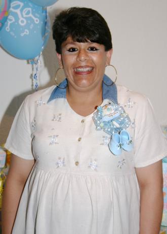 Elsa aurora Rodríguez, captada en la fiesta de regalos que se le ofreció al bebé que espera.