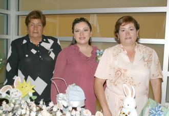 Alejandra Mogollón de De Aguinaga junto a las organizadoras de su fiesta de regalos, Alejandra R. de Mogollón y Alicia S. de De Aguinaga.