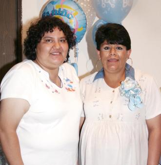 Elsa Aurora Rodríguez acompañada de Elsa Alanís de Rodríguez, en su fiesta de regalos.