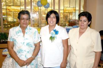 Flora de Berumen junto a las organizadoras de su fiesta de regalos, señoras María Asunción de Berumen y Rosa María Cervantes.