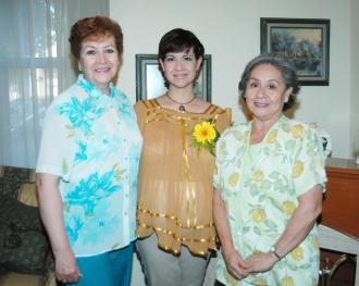 Magdalena Castilla Villegas en compañía de Guadalupe Martínez y Susana Villegas, organizadoras de su fiesta de regalos.