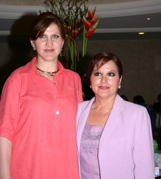  25 de julio  
 Maribel Bitar de Castillo junto a su mamá Rosalía M. de Bitar, en la fiesta de regalos que le ofreció en honor al bebé que espera.