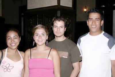 Eduardo Mcfly, Ale Frías, Ale Guangorena y Renee Flores, captados en pasado acontecimiento social