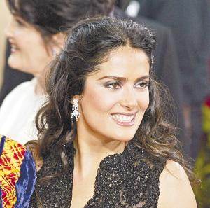 La artista plástica estadounidense Kristen Ashford, a su vez, considera que el secreto para obtener el parecido más cercano está en modificar los ojos, cejas y boca, así como guardar la relación entre esos elementos. 

Ésta es Salma Hayek