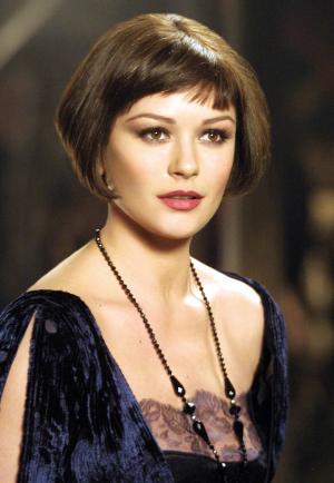 El cabello negro de Velma Kelly (Catherine Zeta-Jones en Chicago) contrasta con el carmín de sus labios. Su cutis perfecto y la intensidad de su mirada no pueden sino hacerla lucir llena de vida.