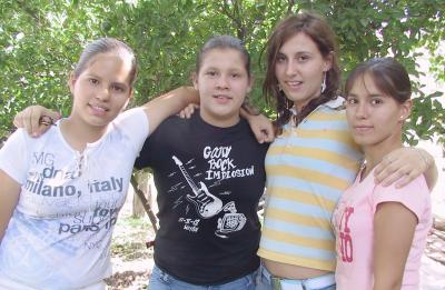 Marifer Montes, Adriana y Alejandra Izaguirre y Lucila Montes.