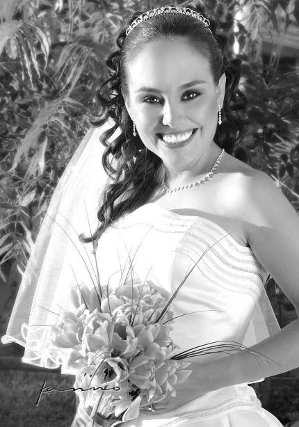 Srita. Claudia Oviedo Rodríguez el día de su enlace nupcial con el  Sr. Basil Tsiaousopoulos 


Estudio Kanno.