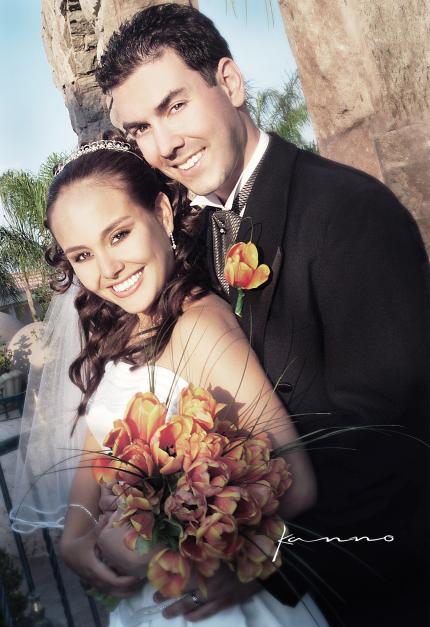 Sr. Basil Tsiaousopoulos y Srita. Claudia Oviedo Rodríguez contrajeron matrimonio religioso en la parroquia Los Ángeles el sábado 22 de mayo de 2004


Estudio Kanno.