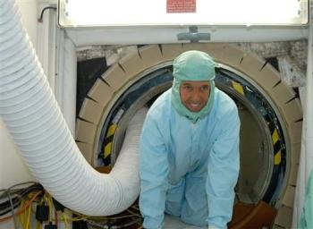 El candidato demócrata a la presidencia de Estados Unidos, John Kerry visitó la Nasa con el objetivo de desearles suerte a los tripulantes y sobre todo para saber más sobre el proceso de planeación, así como los objetivos de la expedición por Mercurio.