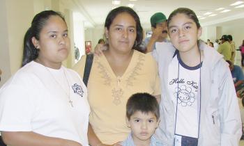  01 de Agosto  

La familia Cortinas García  despidió a Jaqueline Cortinas, antes de que su vuelo despegara a la capital del país.